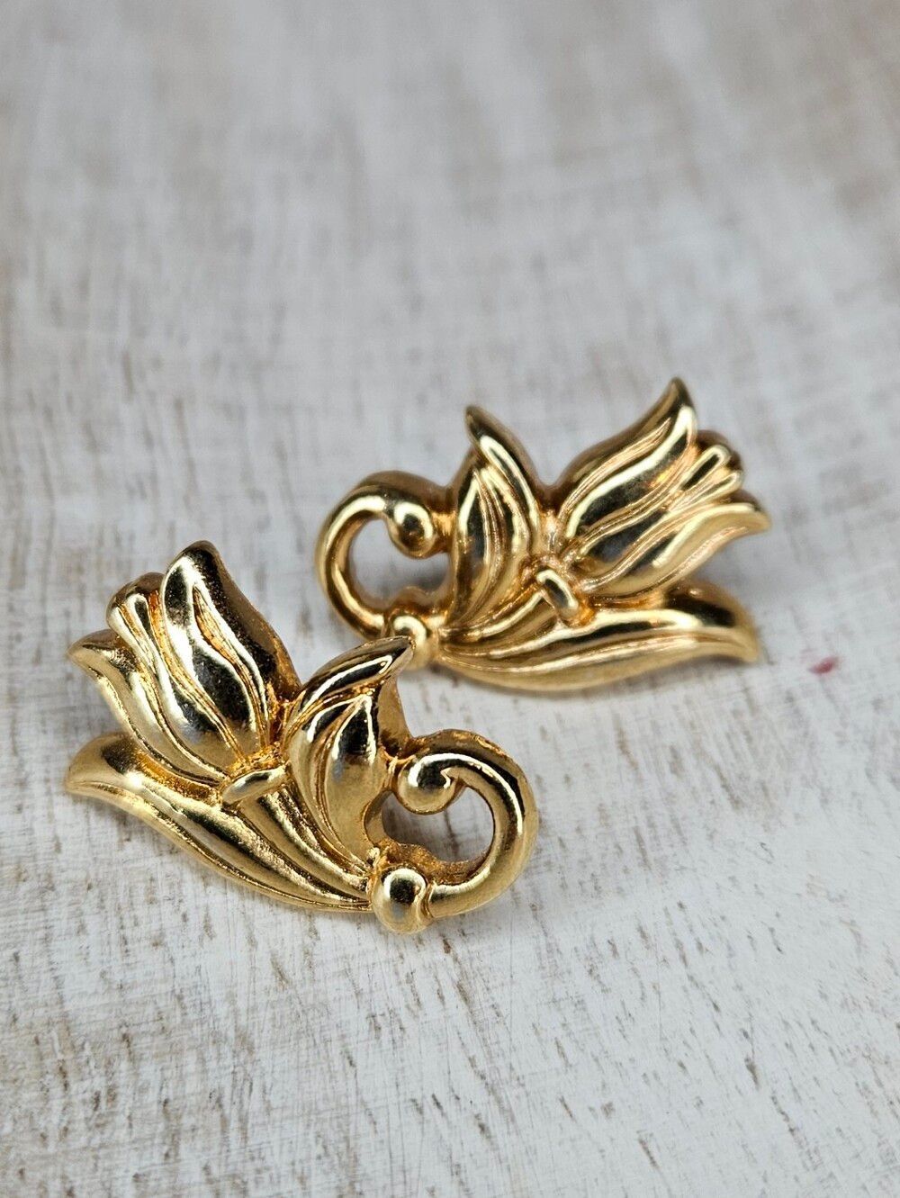 Vtg AVON 1990 Spring Tulip Gold Plated Scroll Botanical Stud Pierced Earrings